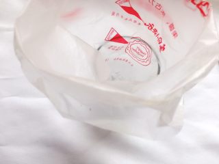 14、紫薯曲奇,裱花嘴裱花袋提前准备好,放入高腰杯子里,方便装面糊;