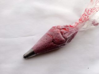 15、紫薯曲奇,装入面糊到裱花袋;