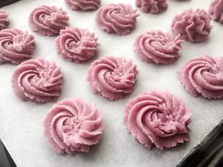 16、紫薯曲奇,均匀挤在烤盘上;