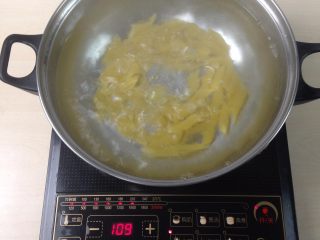 1、意大利肉酱炒管面,水烧开后放入意面煮20分钟左右