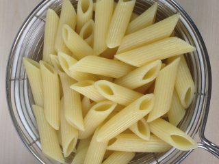 2、意大利肉酱炒管面,煮好的意面捞出沥干水分待用