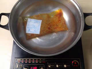 3、意大利肉酱炒管面,开水中放入料包带包装水煮加热10分钟