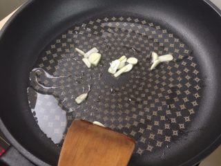 4、意大利肉酱炒管面,平底锅烧热后倒入适量的油放入大蒜爆香