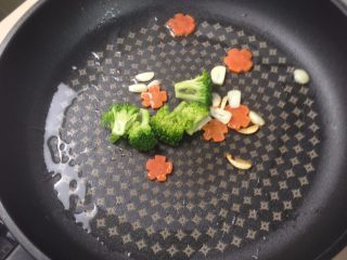 5、意大利肉酱炒管面,胡萝卜西兰花放入翻炒片刻