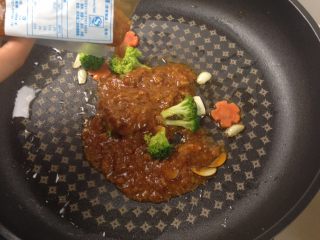 6、意大利肉酱炒管面,倒入加热好的意大利肉酱