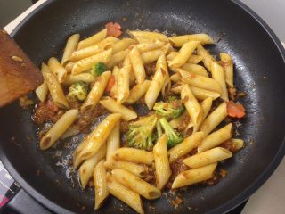7、意大利肉酱炒管面,倒入意面翻炒均匀