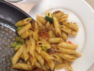 8、意大利肉酱炒管面,炒好后装盘即可享用美味