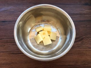 2、蛋黄小饼干,50克黄油室温软化。