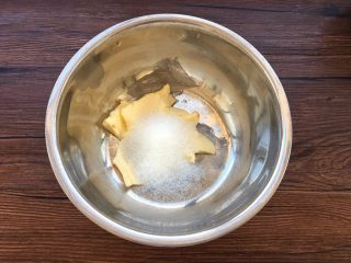 3、蛋黄小饼干,黄油室温软化后加入40克细砂糖。