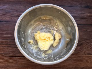 4、蛋黄小饼干,用刮刀拌匀均匀,防止在打发过程飞溅出来。