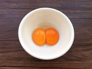 5、蛋黄小饼干,鸡蛋蛋清分离,取蛋黄。