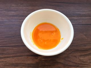 6、蛋黄小饼干,鸡蛋用打蛋器打散。
