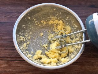 7、蛋黄小饼干,黄油与细砂糖用电蛋打器打发至蓬松状态。