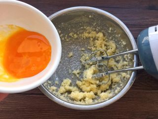8、蛋黄小饼干,蛋黄分2次加入盘中。