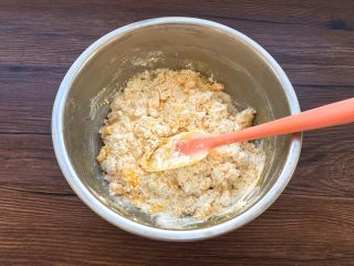 11、蛋黄小饼干,面粉用刮刀搅拌均匀。