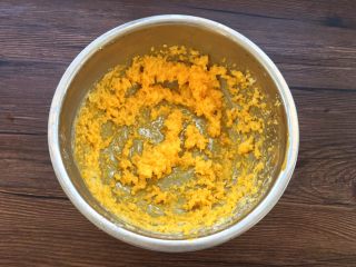 9、蛋黄小饼干,再次打至蓬松状态。