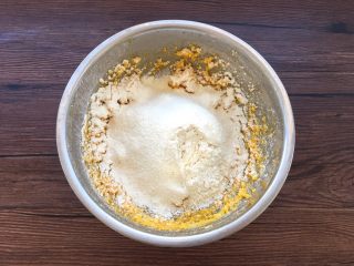 10、蛋黄小饼干,筛入110克低筋面粉。