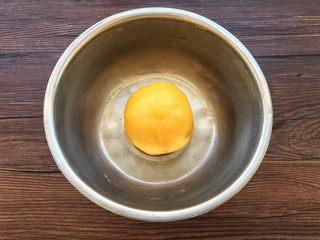 12、蛋黄小饼干,将面粉揉成光滑饼干面团。