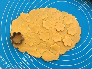 13、蛋黄小饼干,饼干面团分两份,用擀面杖擀成薄片,再用模具压成自己喜欢的饼干形状。