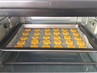 15、蛋黄小饼干,烤箱上下火预热150度,烤15分钟饼干变金黄色即可出炉。