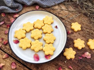 16、蛋黄小饼干,选择最好的食材,给宝宝做最好的,相信都是每位妈妈的初心。