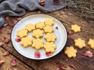 17、蛋黄小饼干,妈妈只要花点心思,就能俘获宝宝的芳心哦!