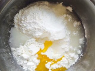 1、意式鲜虾烟熏香肠披萨,高筋面粉，低筋面粉，水，糖，盐，酵母，油放入盆中。酵母不要接触糖，盐，以免影响发酵。