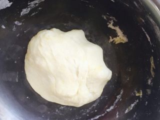 2、意式鲜虾烟熏香肠披萨,揉成光滑的面团，盖保鲜膜室温发酵至两倍大。