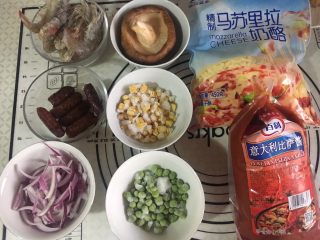 3、意式鲜虾烟熏香肠披萨,发酵面团的时候，准备其他材料。