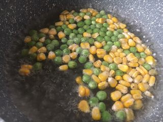 4、意式鲜虾烟熏香肠披萨,玉米粒，青豆焯水