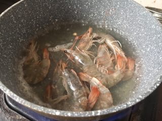 5、意式鲜虾烟熏香肠披萨,鲜虾焯水至变色即可。
