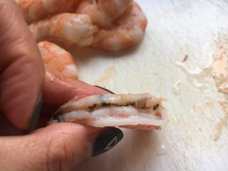6、意式鲜虾烟熏香肠披萨,处理虾。去除虾壳，虾头，开背去虾线。如果用活虾，先去虾线在焯水。