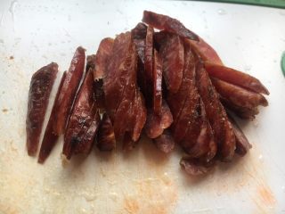 7、意式鲜虾烟熏香肠披萨,烟熏香肠切片备用。