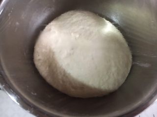 8、意式鲜虾烟熏香肠披萨,面团发酵好用手指沾干面粉戳下去，不回缩即是发酵好。