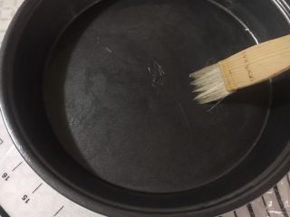 11、意式鲜虾烟熏香肠披萨,披萨烤盘刷油