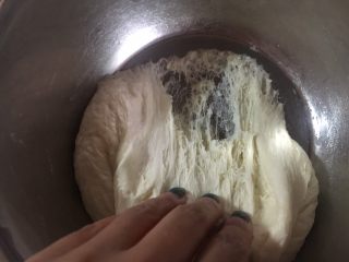 9、意式鲜虾烟熏香肠披萨,发酵好的面团内部结构呈蜂窝状。