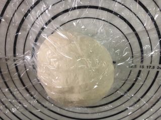 10、意式鲜虾烟熏香肠披萨,取出面团，揉至光滑，这一步也是给面团排气。再次滚圆，盖保鲜膜醒面10分钟，让面团充分松弛。