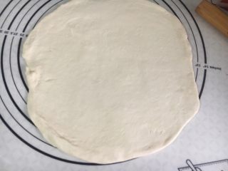 12、意式鲜虾烟熏香肠披萨,松弛好的面团擀圆，比披萨盘稍大即可。