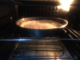 14、意式鲜虾烟熏香肠披萨,烤箱预热，放入饼坯，上下火200度，烤六七分钟。