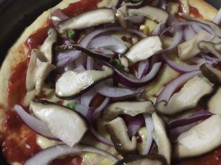 16、意式鲜虾烟熏香肠披萨,再次取出，将红洋葱，香菇均匀的一层层摆好。