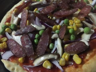 17、意式鲜虾烟熏香肠披萨,然后加入玉米粒，青豆，香肠，一层层摆好。