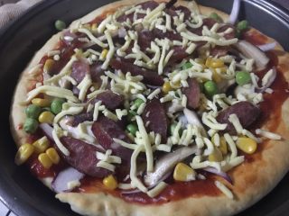 18、意式鲜虾烟熏香肠披萨,在撒一层马苏里拉芝士，加入披萨草和意大利综合香料。