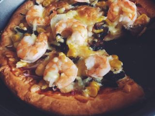 21、意式鲜虾烟熏香肠披萨,最后成品，是不是很有食欲啊？自己做的，料足，每一口都很满足。