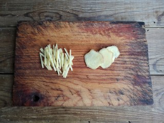 3、柠檬手撕鸡,姜一部分切片,一部分切丝备用。