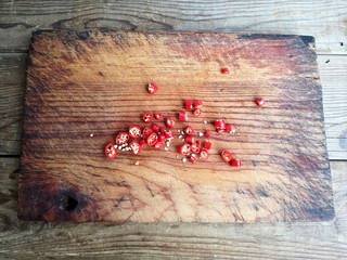 4、柠檬手撕鸡,小米辣洗净切圈。