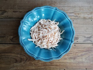 9、柠檬手撕鸡,晾凉的鸡胸肉撕成丝。