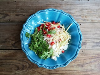 10、柠檬手撕鸡,加入姜丝,蒜片,小米辣,香菜。