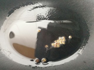 14、炝土豆丝,热锅倒入适量油，放入麻椒粒，小火炸香。