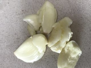 7、馋嘴川味口水鸡,准备适量蒜头，拍碎，切末