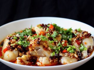 13、馋嘴川味口水鸡,撒上葱花、香菜末和熟芝麻，冷藏半小时后再吃哟，冰冰凉超级好吃！